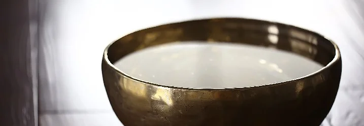 Messingschale mit Wasser gefüllt